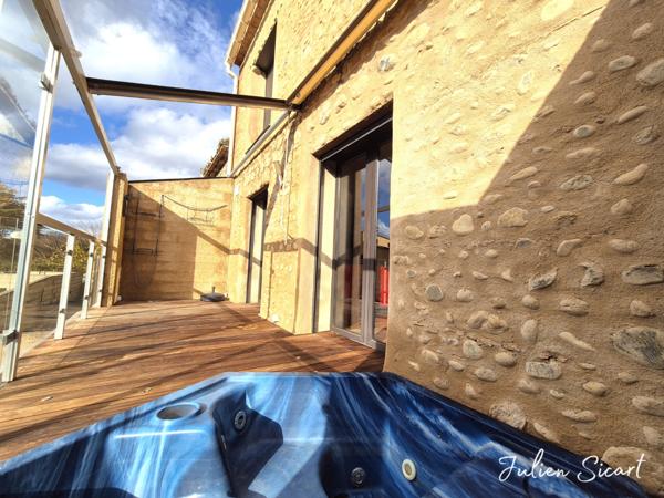 Maison de village avec garage et extérieur.