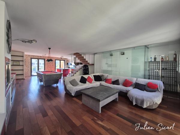 Maison de village avec garage et extérieur.