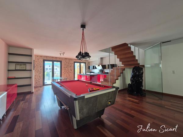 Maison de village avec garage et extérieur.