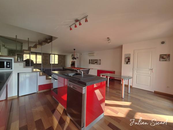 Maison de village avec garage et extérieur.