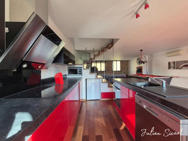 Maison de village avec garage et extérieur.