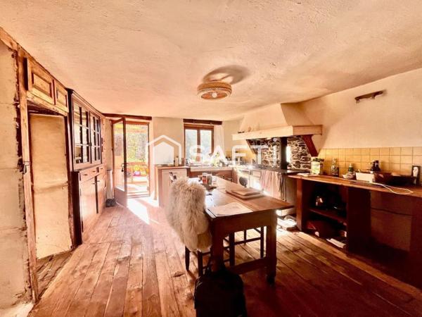 Grande bâtisse de village, vue lac et montagnes, fort potentiel, calme absolu