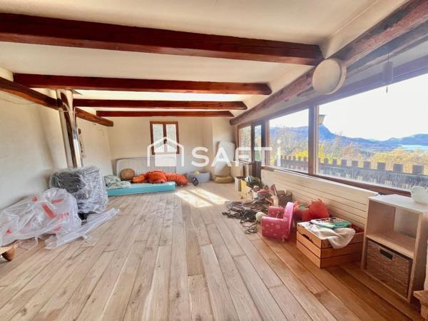 Grande bâtisse de village, vue lac et montagnes, fort potentiel, calme absolu