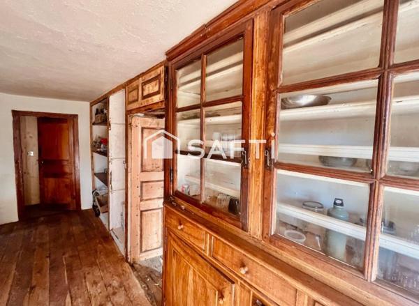 Grande bâtisse de village, vue lac et montagnes, fort potentiel, calme absolu