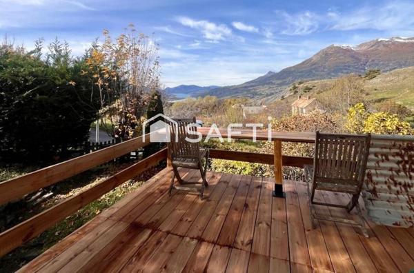 Grande bâtisse de village, vue lac et montagnes, fort potentiel, calme absolu