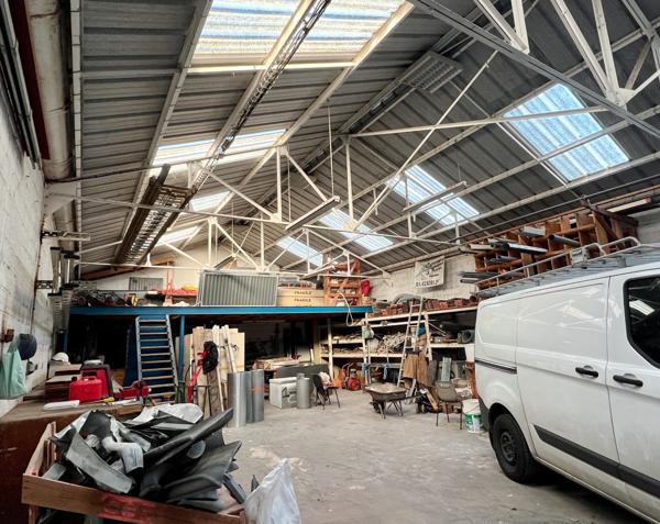 Montreuil (93100) Une immeuble et un atelier à transformer , ville et campagne