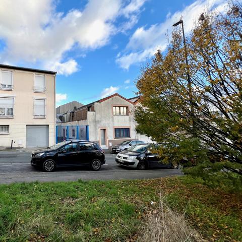 Montreuil (93100) Une immeuble et un atelier à transformer , ville et campagne