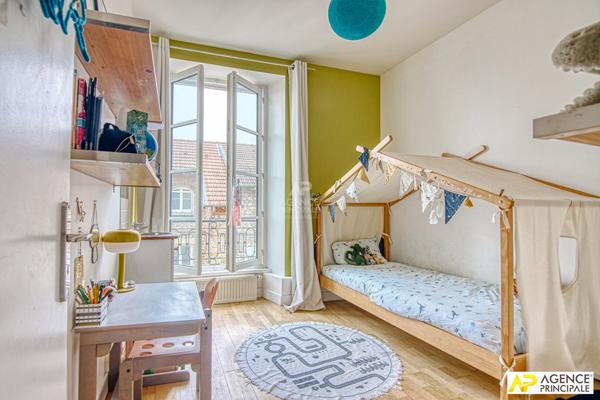 Versailles Saint-Louis appartement 7 pièces en duplex 165.38 m² au sol situé au 2ème et 3ème étage d'un immeuble 18ème avec 2 caves et parking en option €1 320 000 ** - Référence 26630