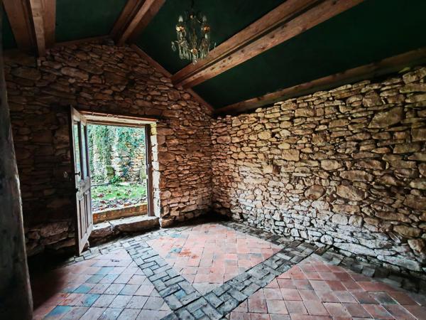 Corps de ferme  a  restaurer 6 pièce(s) 185 m2 sur 5300 m2 environ