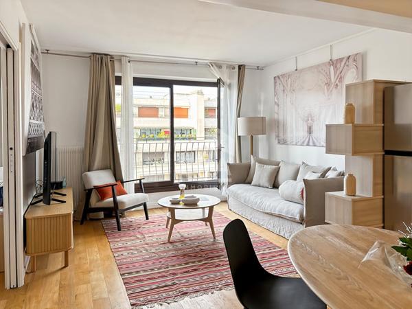 Vue sur Paris - beau deux pièces de 43 m² avec balcon et rangements