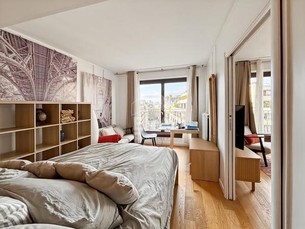 Vue sur Paris - beau deux pièces de 43 m² avec balcon et rangements