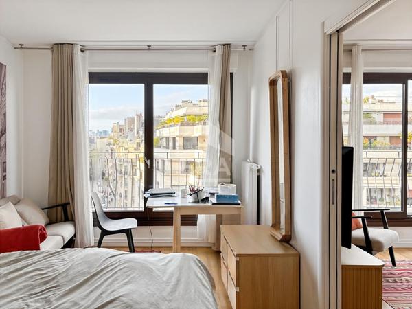 Vue sur Paris - beau deux pièces de 43 m² avec balcon et rangements