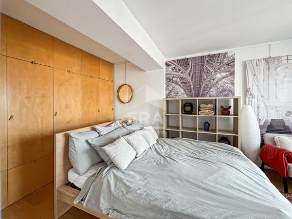 Vue sur Paris - beau deux pièces de 43 m² avec balcon et rangements