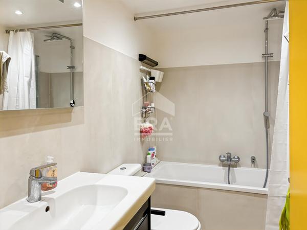 Vue sur Paris - beau deux pièces de 43 m² avec balcon et rangements