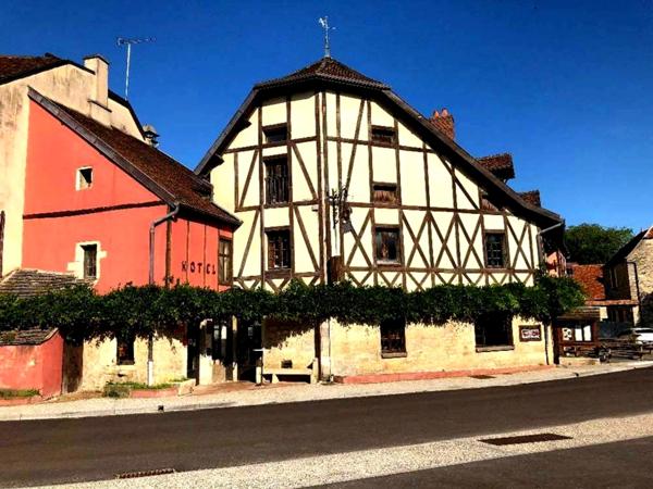 Dpt Côte d'Or (21), à vendre BEZE immeuble