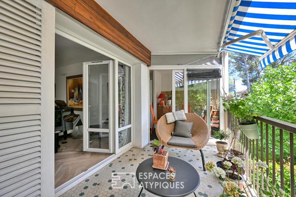 Appartement rénové avec terrasse, tennis et piscine dans un écrin de verdure