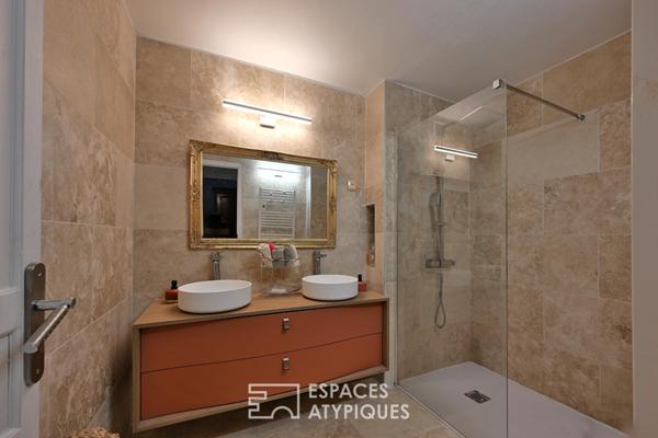 Appartement rénové avec terrasse, tennis et piscine dans un écrin de verdure