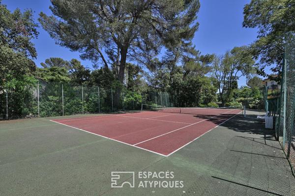 Appartement rénové avec terrasse, tennis et piscine dans un écrin de verdure