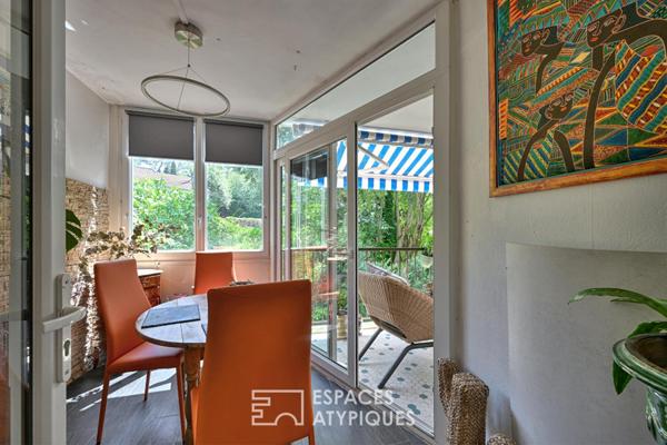 Appartement rénové avec terrasse, tennis et piscine dans un écrin de verdure