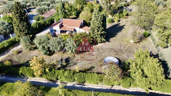 Grasse PLASCASSIER– Maison de plain-pied de 112 m² avec annexes incluses terrain plat 2000 m2 clos Grasse (06130)