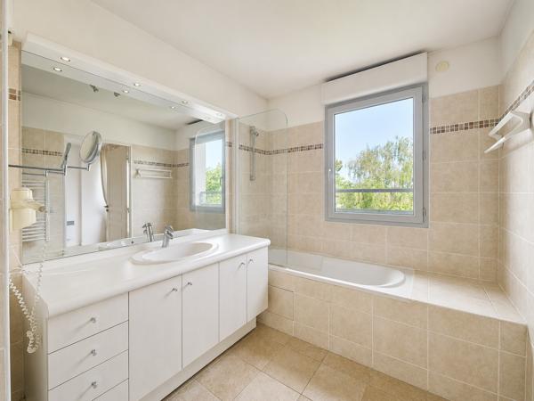 Appartement
         6 pièces
        - 119 m² Bien prestige 495 000 € *