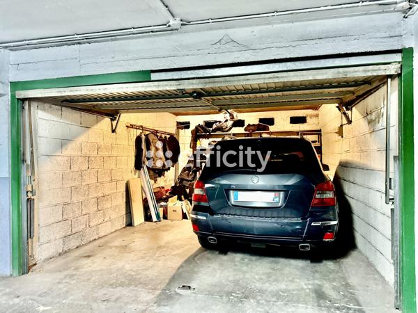 Parking
        
        - 21 m² Exclusivité 60 000 € *