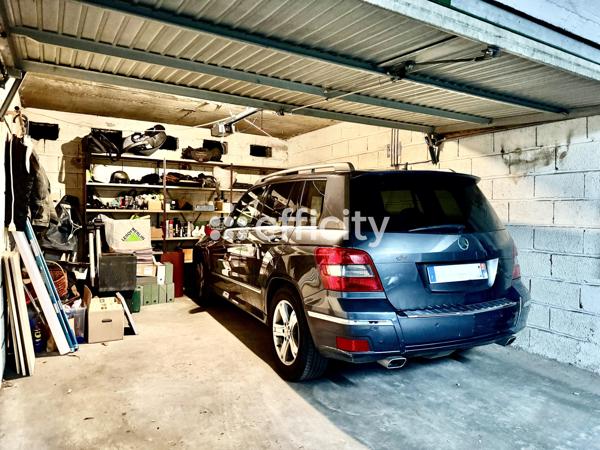 Parking
        
        - 21 m² Exclusivité 60 000 € *