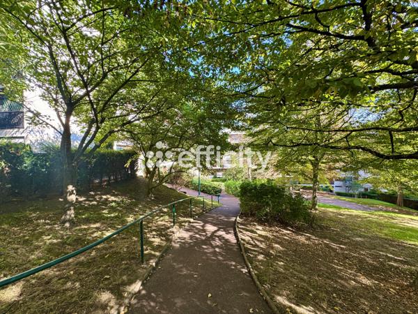 Parking
        
        - 21 m² Exclusivité 60 000 € *