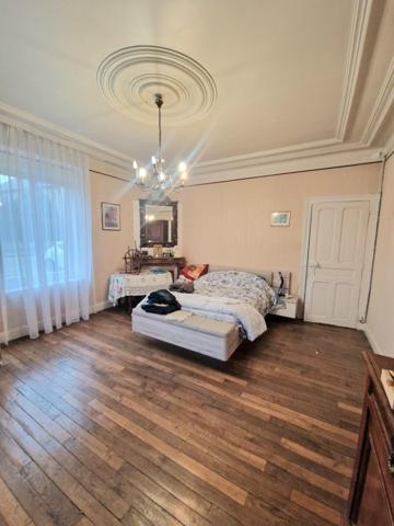 Belle demeure de 228m2 avec grange, écurie et terrain à Bâtir !