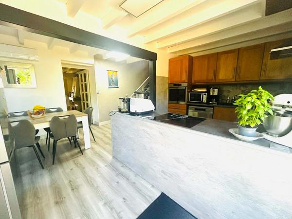 MAISON 100 M² AU CALME SANS VIS A VIS, 3 CHAMBRES, TERRAIN DE 859 m², TERRASSE DE 30m²,  GARAGE, DOUBLE VITRAGE, POMPE A CHALEUR, CLIMATISATION, ASSAINISSEMENT COLLECTIF