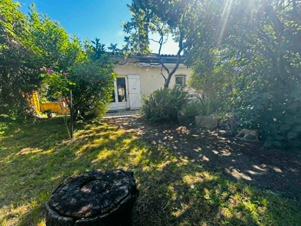 MAISON 100 M² AU CALME SANS VIS A VIS, 3 CHAMBRES, TERRAIN DE 859 m², TERRASSE DE 30m²,  GARAGE, DOUBLE VITRAGE, POMPE A CHALEUR, CLIMATISATION, ASSAINISSEMENT COLLECTIF