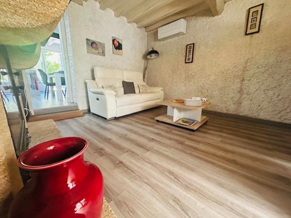 MAISON 100 M² AU CALME SANS VIS A VIS, 3 CHAMBRES, TERRAIN DE 859 m², TERRASSE DE 30m²,  GARAGE, DOUBLE VITRAGE, POMPE A CHALEUR, CLIMATISATION, ASSAINISSEMENT COLLECTIF