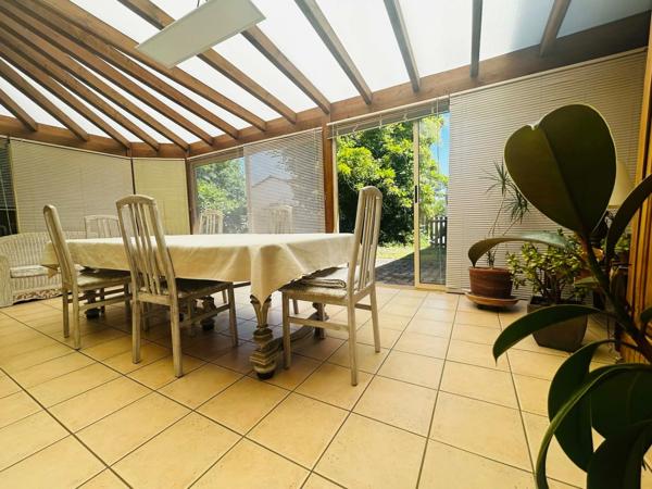 MAISON 100 M² AU CALME SANS VIS A VIS, 3 CHAMBRES, TERRAIN DE 859 m², TERRASSE DE 30m²,  GARAGE, DOUBLE VITRAGE, POMPE A CHALEUR, CLIMATISATION, ASSAINISSEMENT COLLECTIF