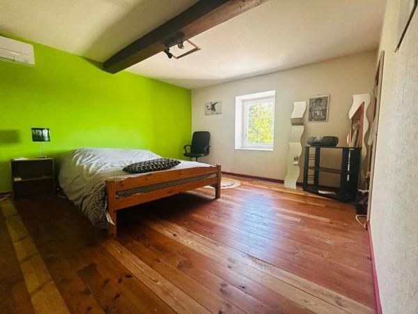 MAISON 100 M² AU CALME SANS VIS A VIS, 3 CHAMBRES, TERRAIN DE 859 m², TERRASSE DE 30m²,  GARAGE, DOUBLE VITRAGE, POMPE A CHALEUR, CLIMATISATION, ASSAINISSEMENT COLLECTIF