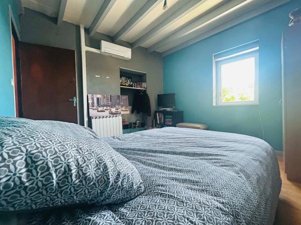 MAISON 100 M² AU CALME SANS VIS A VIS, 3 CHAMBRES, TERRAIN DE 859 m², TERRASSE DE 30m²,  GARAGE, DOUBLE VITRAGE, POMPE A CHALEUR, CLIMATISATION, ASSAINISSEMENT COLLECTIF