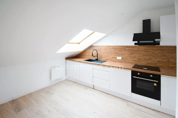 APPARTEMENT AU DEUXIEME ET DERNIER ETAGE - 2 CHAMBRES - PLACE PARKING - CAVE - REFAIT A NEUF