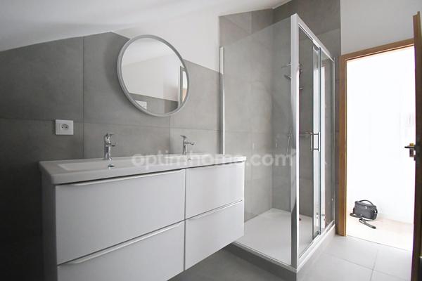 APPARTEMENT AU DEUXIEME ET DERNIER ETAGE - 2 CHAMBRES - PLACE PARKING - CAVE - REFAIT A NEUF