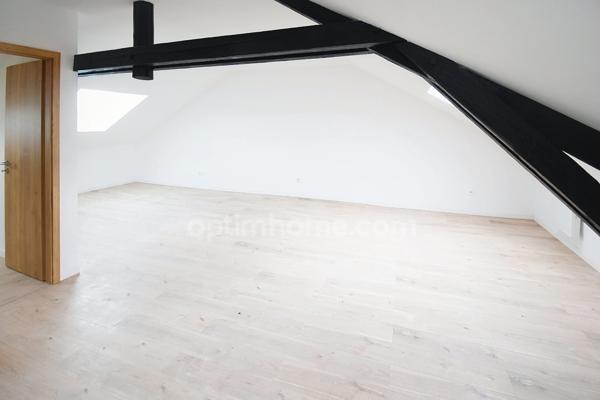 APPARTEMENT AU DEUXIEME ET DERNIER ETAGE - 2 CHAMBRES - PLACE PARKING - CAVE - REFAIT A NEUF