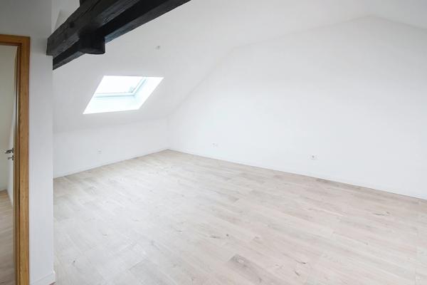 APPARTEMENT AU DEUXIEME ET DERNIER ETAGE - 2 CHAMBRES - PLACE PARKING - CAVE - REFAIT A NEUF