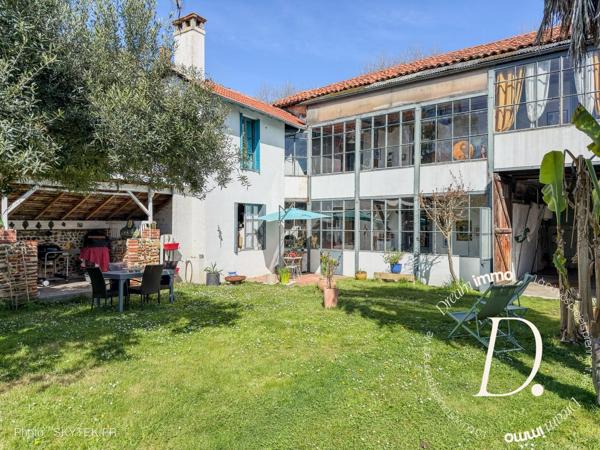 Superbe maison de ville avec grand garage, dépendance et magnifique jardin arboré