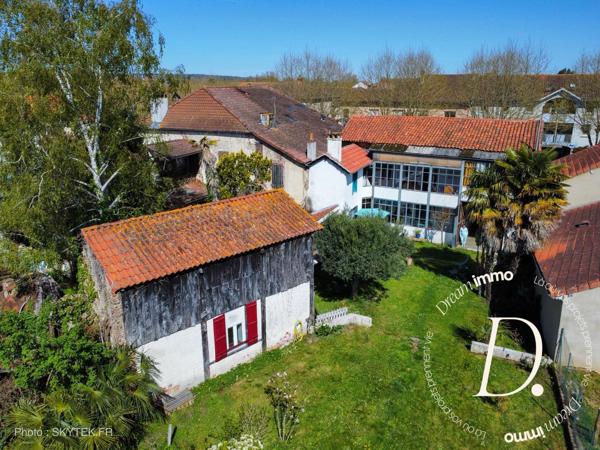 Superbe maison de ville avec grand garage, dépendance et magnifique jardin arboré