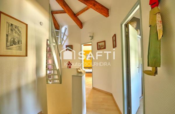 Maison lumineuse et pleine de charme, idéalement située avec jardin et piscine