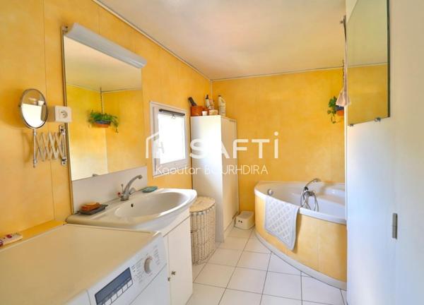 Maison lumineuse et pleine de charme, idéalement située avec jardin et piscine