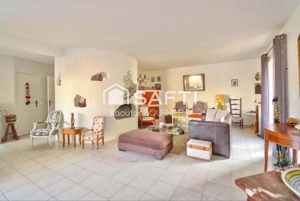 Maison lumineuse et pleine de charme, idéalement située avec jardin et piscine