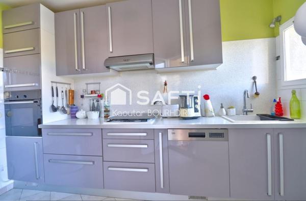 Maison lumineuse et pleine de charme, idéalement située avec jardin et piscine