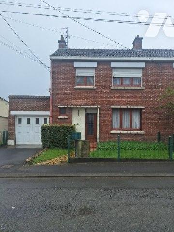 Charmante maison en briques à rafraichir, avec jardin plein sud, point de vue exceptionnel.