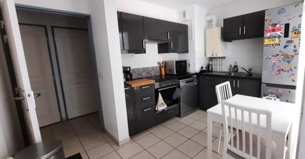 BEL APPARTEMENT LUMINEUX AVEC TERRASSE