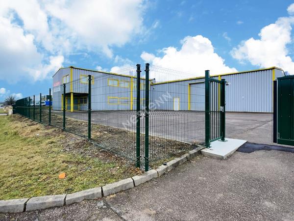 Local d'activité clôturé 1250 m2 Technopole Forbach Sud