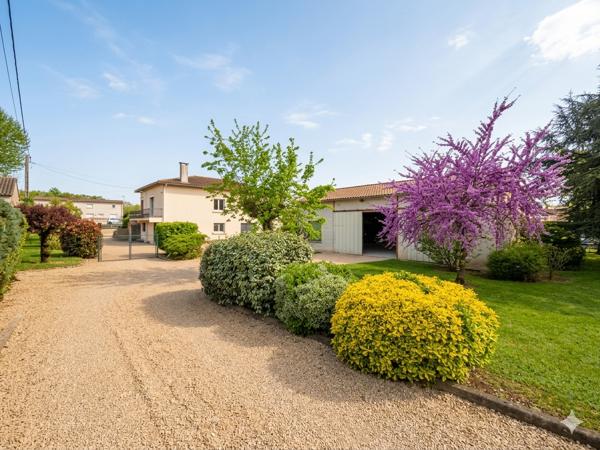 Maison des années 70 – 4 chambres – Dépendance/Hangar 150 m² – Terrain 2 000 m² – Proche centre-ville de Lavaur