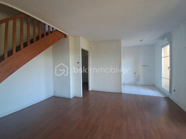 Découvrez cet appartement T3 en duplex, situé dans une résidence en pleine transformation, qui gagne en attractivité. Cet espace lumineux et bien entretenu est parfait pour une vie confortable.

Caractéristiques de l'appartement :

Entrée accueillante donnant sur un séjour spacieux et une cuisine ouverte, tous deux disposant d’un balcon commun offrant une vue dégagée, idéal pour vos moments de détente.
La cuisine est a aménagée à son goût.
À l’étage, vous trouverez deux chambres , dont une avec son propre balcon
Salle de bain située à l'étage pour plus de praticité
Les WC sont situés dans l'entrée, ajoutant à la fonctionnalité de l'espace
Le chauffage électrique assure un confort optimal tout au long de l'année. 

Charges de copropriété 300€/trimestre 
Taxe foncière 800€ 

Ne manquez pas cette occasion de vivre dans un cadre agréable, en pleine évolution. Contactez-moi dès maintenant pour organiser une visite !